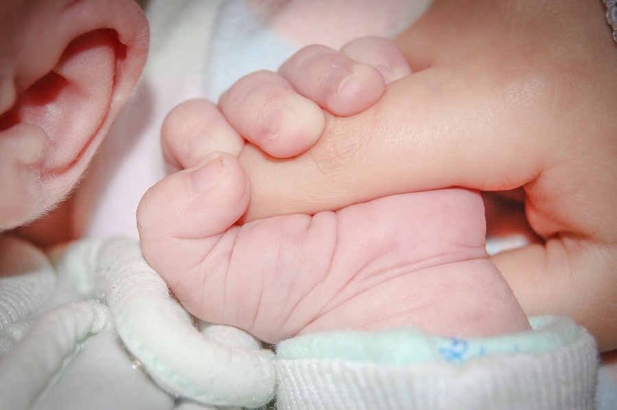 4 sätt att skapa starka band med ditt nyfödda barn